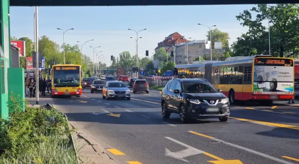 Wisłostrada korek dziś. Autobusy i samochody stoją w korku pod wiaduktem.