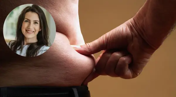 Uśmiechnięta kobieta w okręgu, obok dłoń ściskająca fałd tłuszczu. Wizualizacja procesu redukcji wagi.