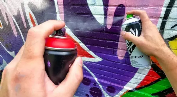 Jak się maluje graffiti: proste techniki i materiały dla początkujących