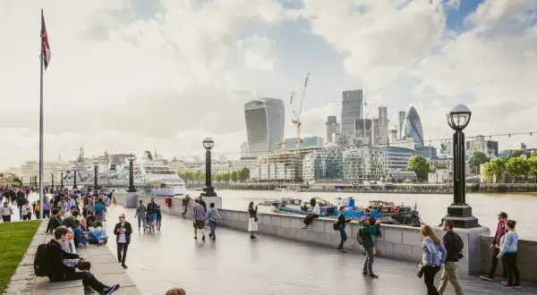 Spacerem po Tamizie, podziwiając panoramę Londynu. Idealne miejsce na wakacje w Anglii.