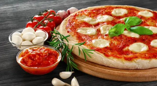 Z czym jest pizza margherita? Odkryj jej historię i składniki