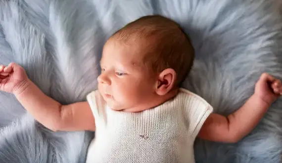 Odruch moro kiedy zanika? Sprawdź, co powinieneś wiedzieć o rozwoju dziecka
