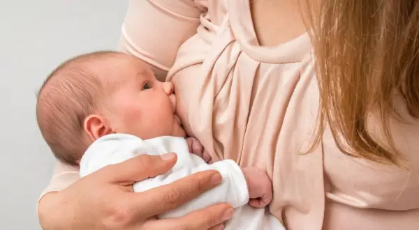 Matka karmi piersią noworodka. To naturalny sposób, by zapewnić dziecku wszystko, co najlepsze, podobnie jak troska o to, co dawać samicy po wykocie.