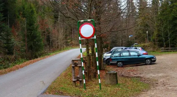 Gdzie zostawić samochód pod Baranią Górą? Sprawdź najlepsze parkingi i uniknij problemów!