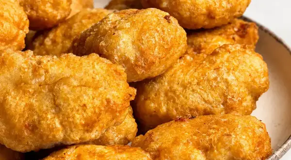 Złociste, chrupiące domowe nuggetsy jak z McDonalda, idealne na szybką przekąskę.