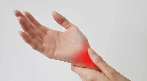 Mano con arrossamento sul polso, indicativo di artrosi al polso sintomi.