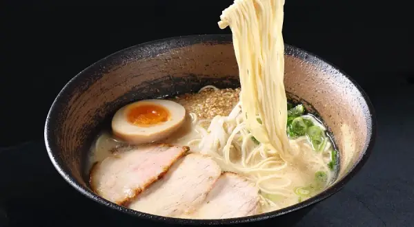 Ile kcal ma ramen? Poznaj kaloryczność różnych rodzajów tej japońskiej zupy