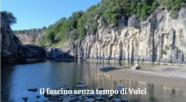 Il lago di Vulci, con le sue pareti rocciose scolpite dal tempo, riflette il cielo azzurro. Un luogo incantevole.