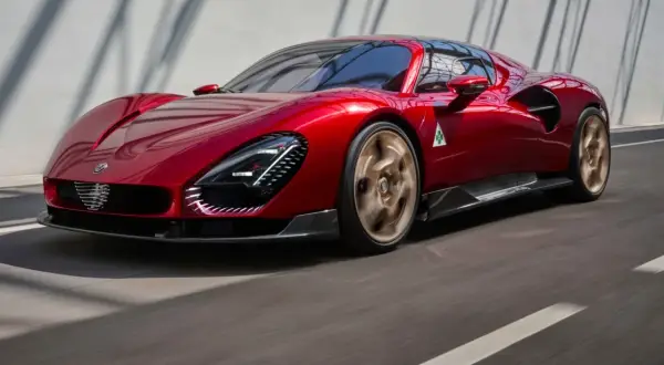 Błyszczący, czerwony Alfa Romeo 33 pędzi po drodze, jego złote felgi wirują w ruchu.