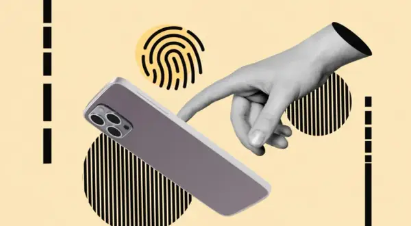 Dłoń z telefonem i odcisk palca. Jak sprawdzić czy ktoś ma dostęp do mojego telefonu?