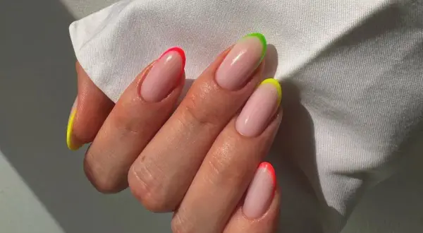 Letni french manicure z neonowymi końcówkami w kolorach: żółtym, zielonym i różowym. Idealny na wakacyjne szaleństwo!