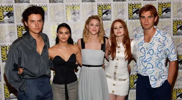 Riverdale obsada: Cole Sprouse, Camila Mendes, Lili Reinhart, Madelaine Petsch i KJ Apa pozują na tle logo Comic-Con.