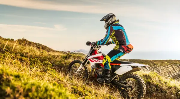Czym się różni cross od enduro? Kluczowe różnice, które musisz znać
