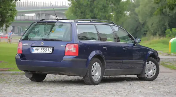 Tylne lampy w granatowym Passacie B5 FL, gotowe do wymiany żarówki.