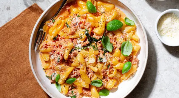 En krämig salsiccia pasta med färsk basilika och riven parmesan. En härlig rätt som passar perfekt för en mysig middag.