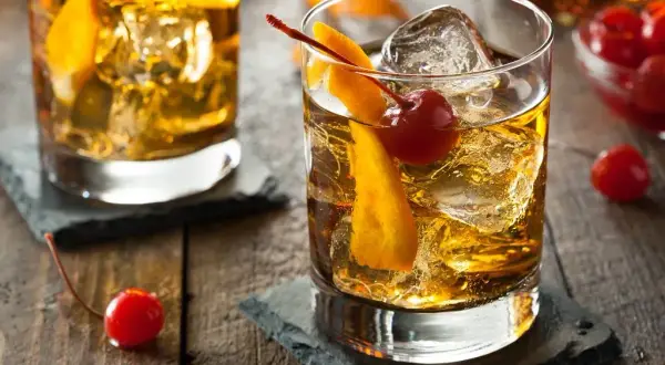 Ile kosztują drinki w klubach? Sprawdź ceny i oszczędź na imprezie
