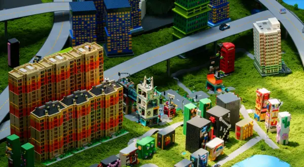 Miniaturowe miasto z klocków, idealne na berlin atrakcje dla dzieci. Kolorowe budynki, drogi i zielone tereny zachęcają do zabawy.