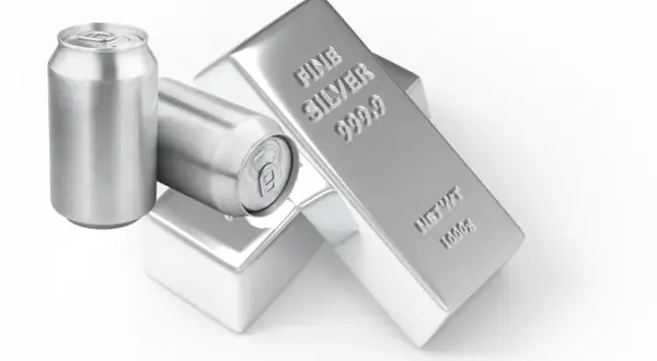Próba 825. Dwie aluminiowe puszki obok sztabek czystego srebra.