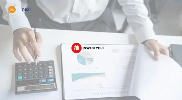 Ręce nad kalkulatorem i dokumentami z wykresem. Rozważasz leasing zwrotny dla swojej firmy? Inwestycje i finanse w zasięgu ręki.