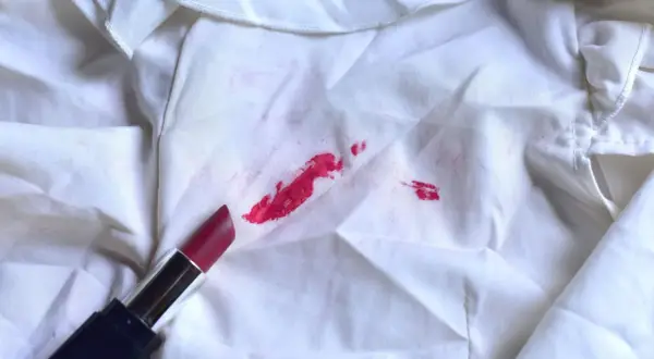 Roter Lippenstift auf weißem Stoff. So entfernst du eingetrocknete Make-up Flecken.