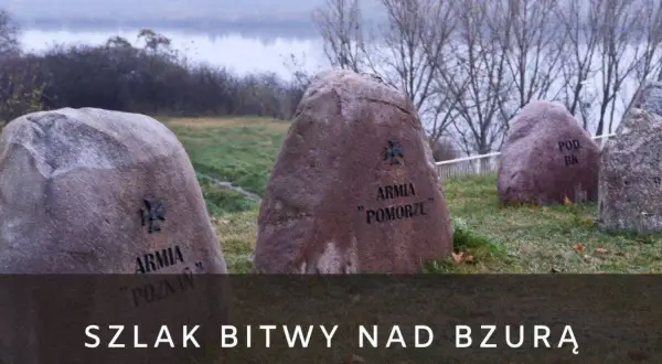 Kamienie pamięci z nazwami armii upamiętniają bitwę nad Bzurą. W tle rzeka i drzewa.