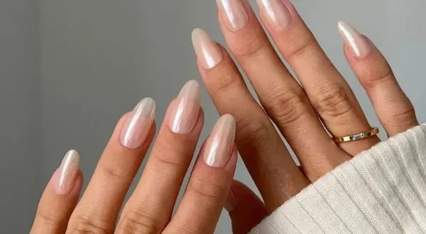 Perłowe, migdałowe paznokcie w stylu Hailey Bieber. Delikatny połysk i subtelny kolor.