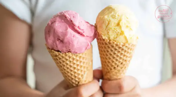 Zwei Eiswaffeln mit frucht eis: eine rosa und eine gelbe Kugel.