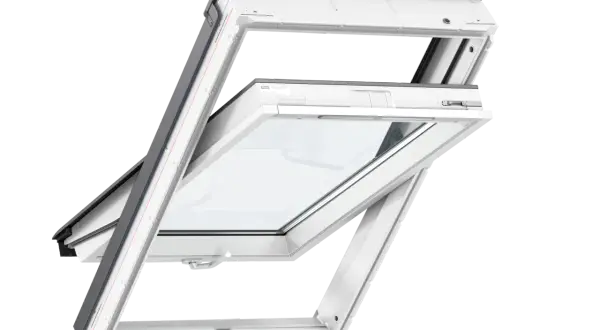 Okna dachowe Fakro czy Velux? Zestawienie pakietów wyciszających. Białe okno dachowe z otwartą klapą wentylacyjną.