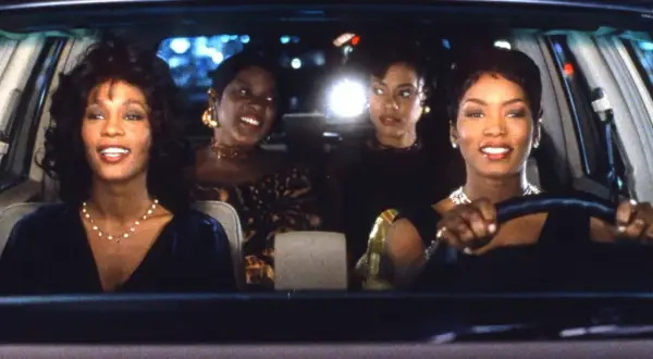 Whitney Houston i jej przyjaciółki w samochodzie, scena z filmu "Czekając na spełnienie".
