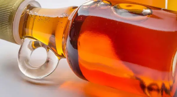 Nahaufnahme einer Flasche mit goldenem ahornsirup baby.