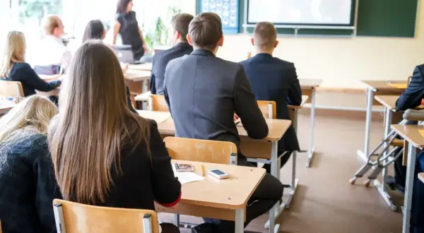 Kiedy zlikwidowano szkoły zawodowe? Kluczowe daty i zmiany w edukacji