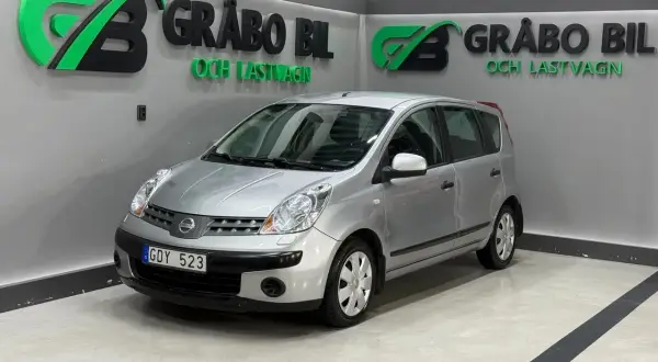 Silver Nissan Note, GDY 523, står redo för att lösa eventuella nissan note problem hos Gråbo Bil.