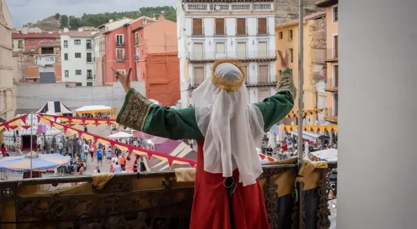 Una figura con corona y velo blanco, vestida con túnica verde y roja, celebra las alfonsadas Calatayud.