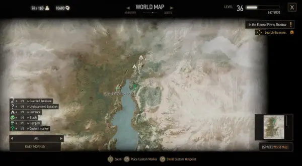 Mapa świata Wiedźmin 3. Widoczna jest lokacja Ruined Watchtower i jezioro. Na dole menu wyboru celu podróży, gdzie można wybrać Kaer Morhen.