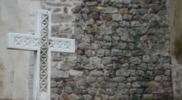 Pogoda na pogrzebie co oznacza - jak interpretować znaki nieba