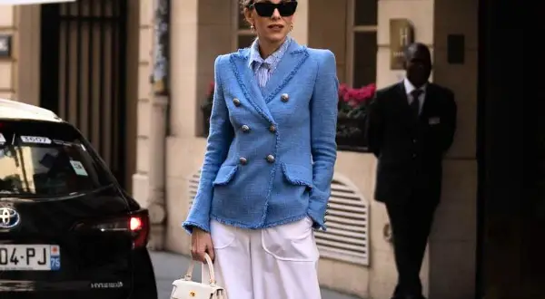 Elegancka kobieta w niebieskiej marynarce i białych spodniach, inspiracja dla moda 45 plus blog.