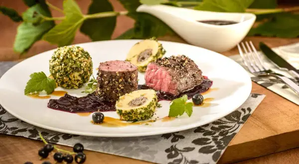 Edles Fleischgericht mit Johannisbeeren-Sauce und Kräuterkugeln. Perfekt für Johannisbeeren Rezepte.