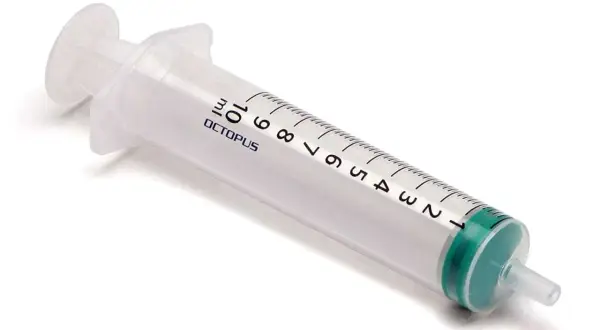Une seringue graduée de 10 ml, marque OCTOPUS, prête à contenir de la colle en seringue pour un usage précis.