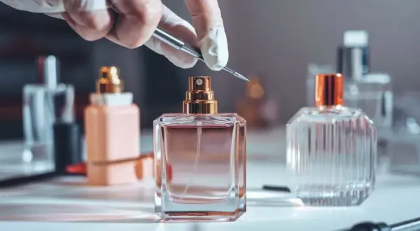 Jak otworzyć butelkę po perfumach bez uszkodzenia zawartości