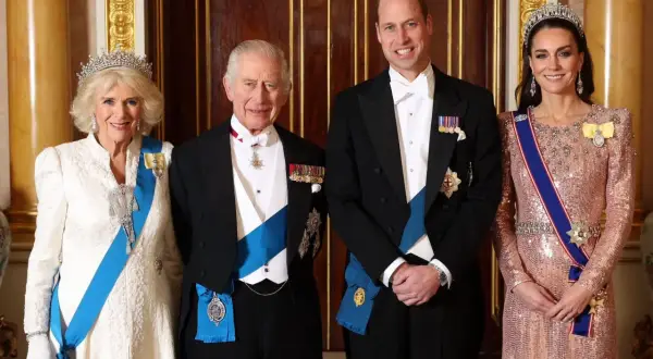 Król Wielkiej Brytanii Karol III z rodziną, w tym z księciem Williamem i księżną Kate, w strojach galowych.