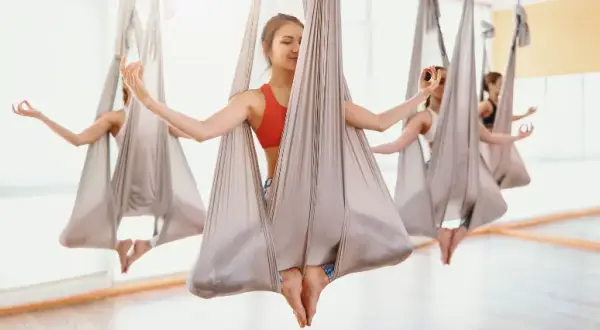 Aerial joga co to? Odkryj korzyści i różnice w praktyce