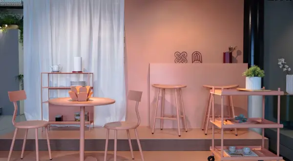 Arredamento cucina in color terracotta, con tavolino, sedie, sgabelli e carrello. Abbinamenti moderni e minimalisti.