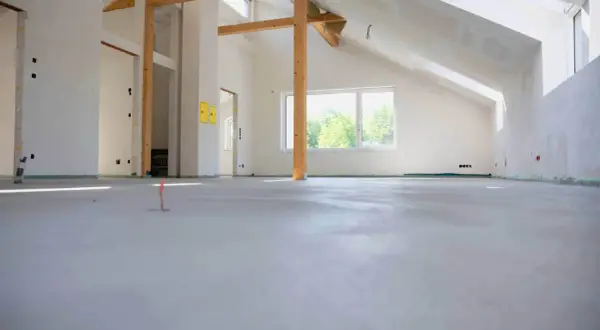 Nowa wylewka betonowa w stanie surowym, widok od dołu.