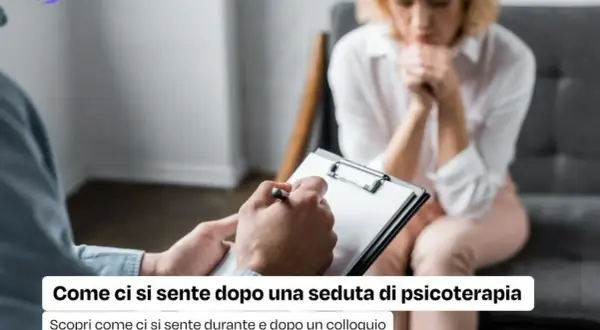 Un terapeuta scrive appunti mentre una donna, visibilmente turbata, è seduta di fronte. Scopri come ci si sente dopo una seduta di psicoterapia.