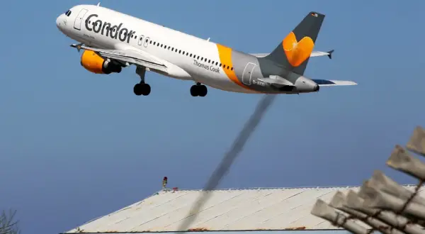 Ein Condor-Flugzeug hebt ab, während ein Streik die Reisepläne beeinflusst.