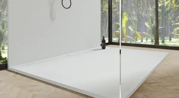 Piatto doccia bianco moderno con vista su foresta tropicale. Ideale per chi cerca consigli su come pulire il piatto doccia.