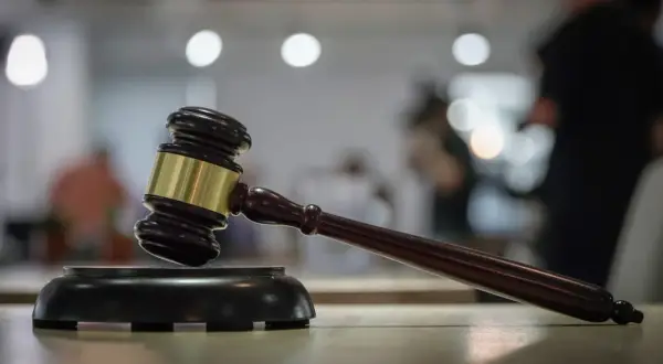 Sąd arbitrażowy: Szybka alternatywa? Poznaj wady i zalety!