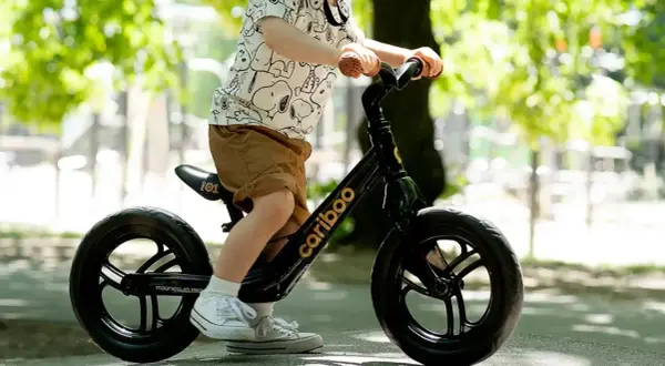 Dziecko uczy się jeździć na rowerku biegowym, od kiedy rowerek z pedałami wydaje się odległą przyszłością.