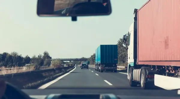 Jak księgować opłatę za autostradę, by uniknąć problemów podatkowych