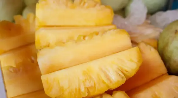 Pokrojony ananas, soczyste kawałki owocu. Czy zastanawiałeś się nad jego indeksem glikemicznym?